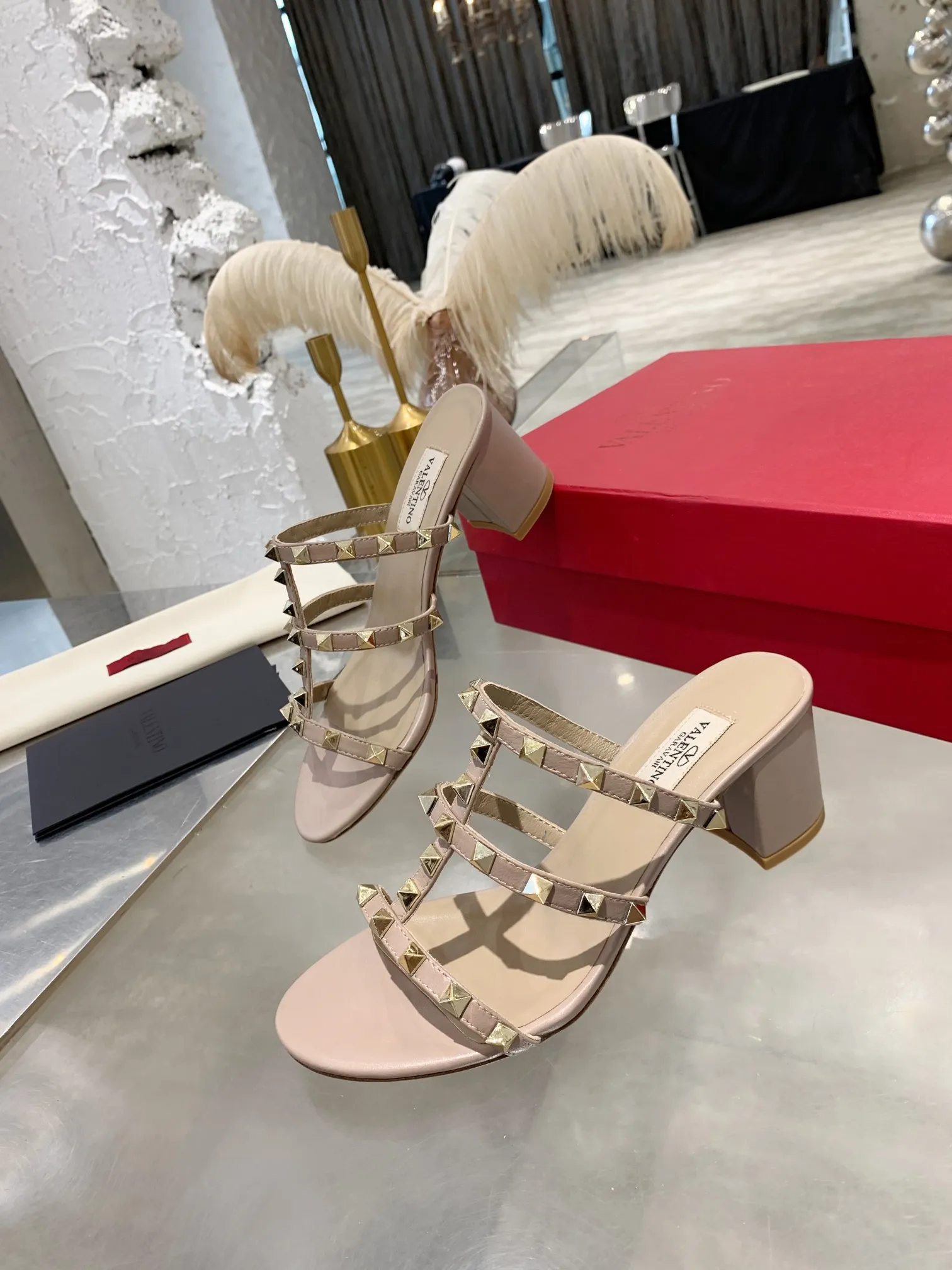 👟👟Ex-factory price 440👟👟 Women's shoes, women's clothing, Warren thick heel sandals) VT rivet series is definitely a classic! Since the launch of the Rockstud Collection series, it has become one of the important iconic elements of Valentino! Domineering rivets are a must-have item in every woman’s shoe wardrobe! Created from the original, perfectly reproduced! Heel height: 6 cm, flat bottom, size 34-42, leather outsole